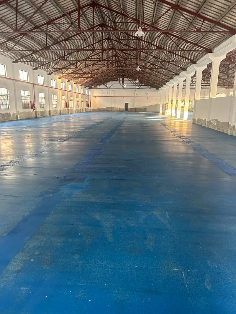 环氧地坪,一种常见的工业地面处理方式,在工厂、仓库等场所的应用越来越广泛。那么,如何通过环氧地坪图片效果图来更好地理解它的魅力呢?让我们一起来看看不同风格的环氧地坪施工案例。