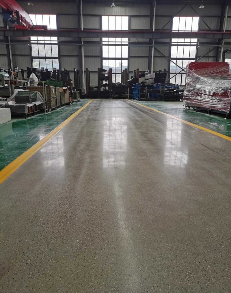 地坪施工是指在工厂、仓库、车库等地面上进行的一种专业工程,目的是为了提高地面的平整度、美观性和使用功能。