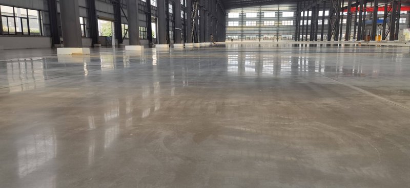 环氧地坪,以其亮丽的表面和优异的功能性在工业地坪市场占据着重要地位。为了帮助您更好地了解这种优质地面材料的实际应用效果,本文将通过对比展示几种典型的环氧地坪施工案例,以期为您的工程选择提供参考。